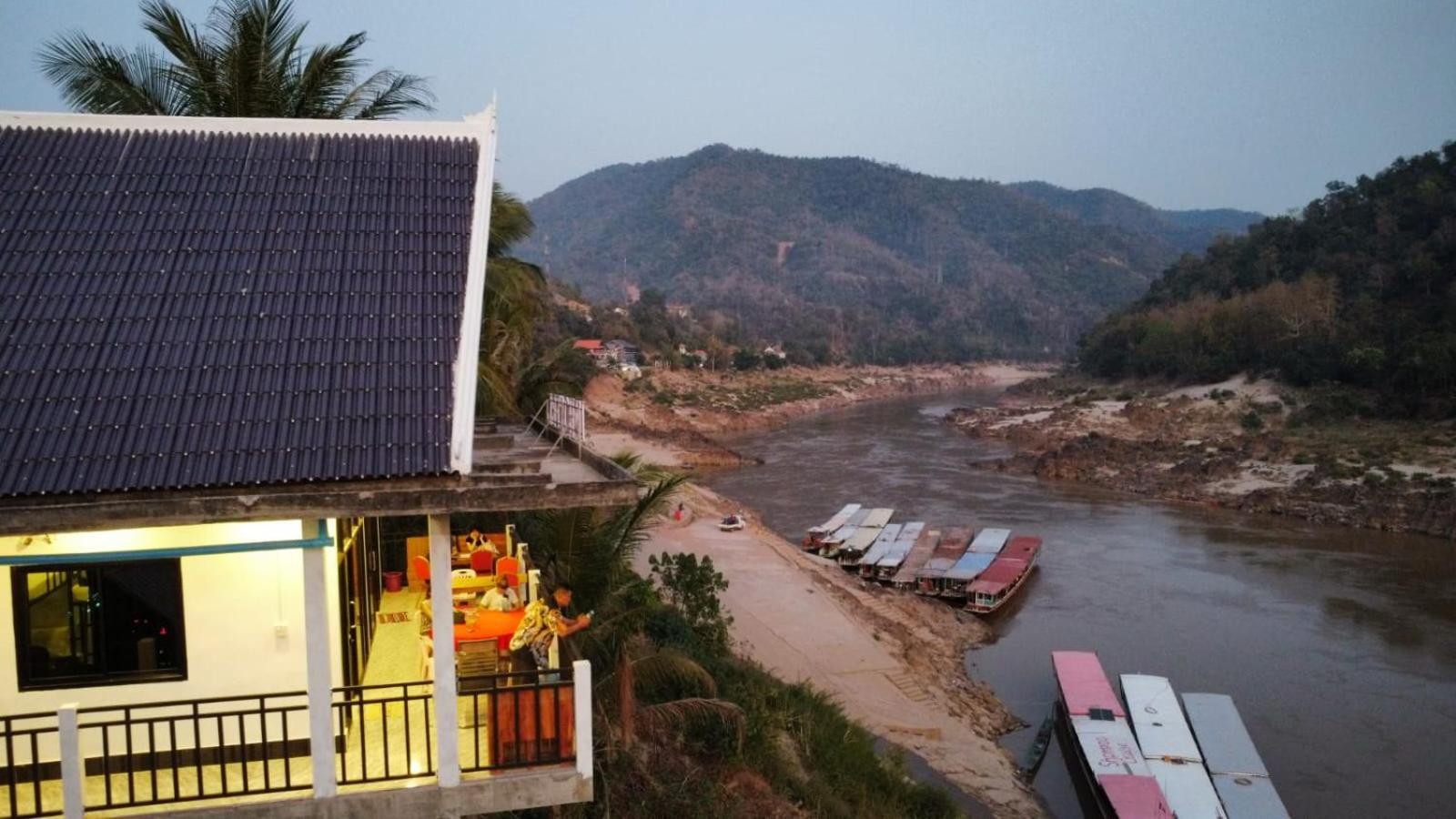 Inn Riverside Hostel Pb Pakbeng Ngoại thất bức ảnh