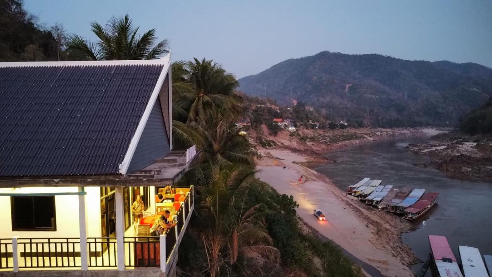 Inn Riverside Hostel Pb Pakbeng Ngoại thất bức ảnh